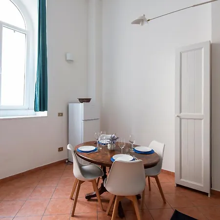 Daire Vittorio Elegant Two Bedroom Roma